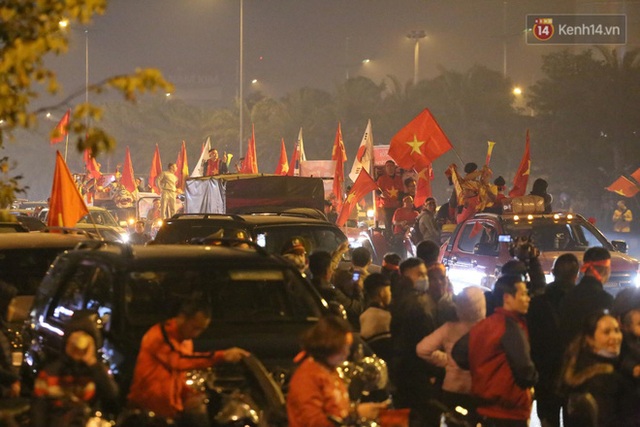 Xe buýt đưa đoàn thể thao Việt Nam rời sân bay Nội Bài, hàng trăm CĐV đứng 2 bên vẫy tay chào đón nồng nhiệt - Ảnh 29.