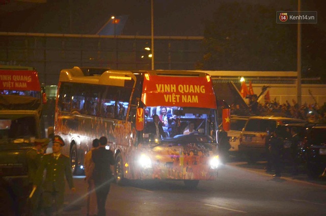 Xe buýt đưa đoàn thể thao Việt Nam rời sân bay Nội Bài, hàng trăm CĐV đứng 2 bên vẫy tay chào đón nồng nhiệt - Ảnh 22.