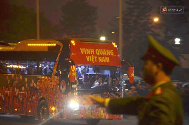 Xe buýt đưa đoàn thể thao Việt Nam rời sân bay Nội Bài, hàng trăm CĐV đứng 2 bên vẫy tay chào đón nồng nhiệt - Ảnh 23.