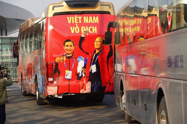 Xe buýt đưa đoàn thể thao Việt Nam rời sân bay Nội Bài, hàng trăm CĐV đứng 2 bên vẫy tay chào đón nồng nhiệt - Ảnh 59.