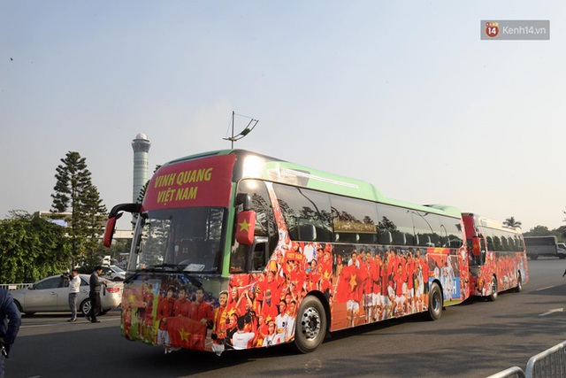 Xe buýt đưa đoàn thể thao Việt Nam rời sân bay Nội Bài, hàng trăm CĐV đứng 2 bên vẫy tay chào đón nồng nhiệt - Ảnh 62.