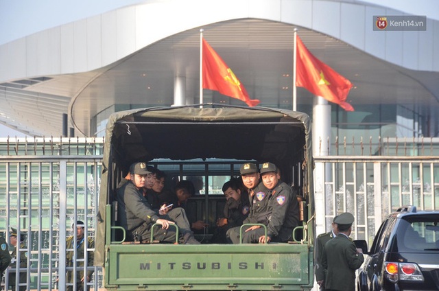 Xe buýt đưa đoàn thể thao Việt Nam rời sân bay Nội Bài, hàng trăm CĐV đứng 2 bên vẫy tay chào đón nồng nhiệt - Ảnh 68.