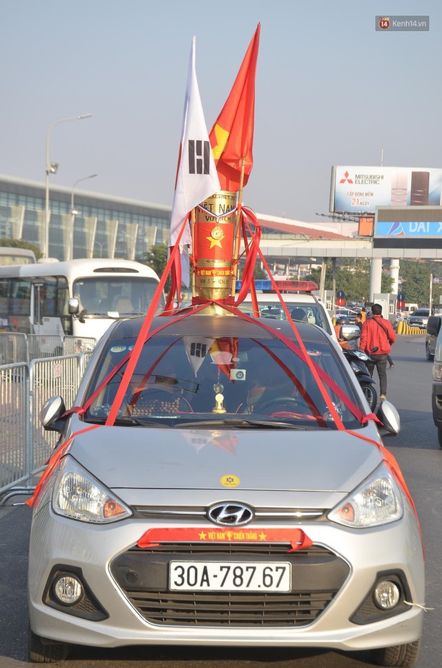 Xe buýt đưa đoàn thể thao Việt Nam rời sân bay Nội Bài, hàng trăm CĐV đứng 2 bên vẫy tay chào đón nồng nhiệt - Ảnh 75.