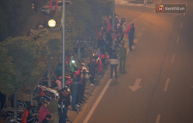 Xe buýt đưa đoàn thể thao Việt Nam rời sân bay Nội Bài, hàng trăm CĐV đứng 2 bên vẫy tay chào đón nồng nhiệt - Ảnh 10.