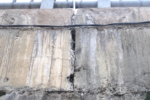  Cận cảnh lớp xốp khổng lồ trong bê tông cây cầu hơn 7 tỷ đồng tại Hà Tĩnh - Ảnh 14.
