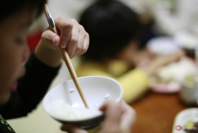 Câu chuyện về đứa trẻ kỳ dị, đến nhà người lạ ăn uống nghỉ ngơi không muốn về và thực trạng đáng sợ của xã hội Nhật Bản nuôi con kiểu tự lập  - Ảnh 1.