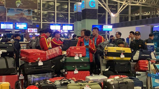 U23 Việt Nam nửa đêm ra sân bay, lên đường tập huấn Hàn Quốc - Ảnh 1.