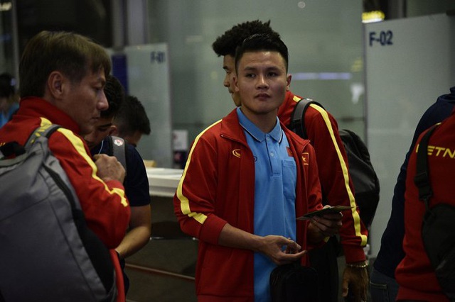 U23 Việt Nam nửa đêm ra sân bay, lên đường tập huấn Hàn Quốc - Ảnh 2.