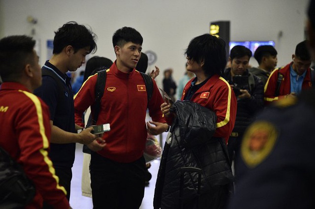 U23 Việt Nam nửa đêm ra sân bay, lên đường tập huấn Hàn Quốc - Ảnh 4.