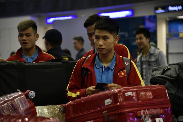 U23 Việt Nam nửa đêm ra sân bay, lên đường tập huấn Hàn Quốc - Ảnh 5.