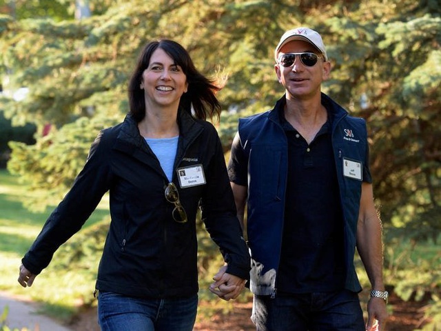 10 năm Jeff Bezos, ông trùm đế chế Amazon: Sự nghiệp, tình ái, đầu hói và vinh quang - Ảnh 2. 10 năm Jeff Bezos, ông trùm đế chế Amazon: Sự nghiệp, tình ái, đầu hói và vinh quang - Ảnh 2.