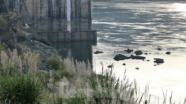  Hồ chứa cạn nhất 30 năm qua, Thủy điện Hòa Bình thấp thỏm chờ nước - Ảnh 12.