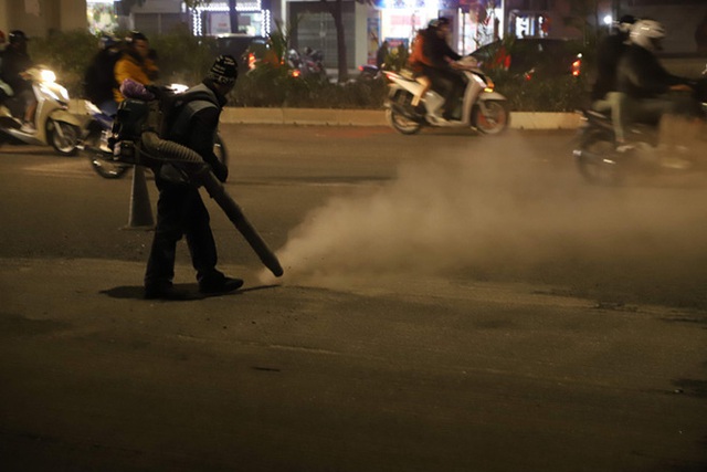  Công nhân thi công đường Nguyễn Trãi thản nhiên ‘thổi bụi’ vào người tham gia giao thông - Ảnh 6.