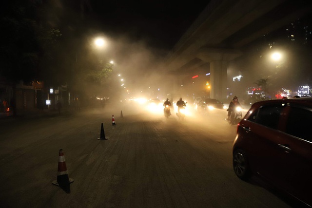  Công nhân thi công đường Nguyễn Trãi thản nhiên ‘thổi bụi’ vào người tham gia giao thông - Ảnh 8.