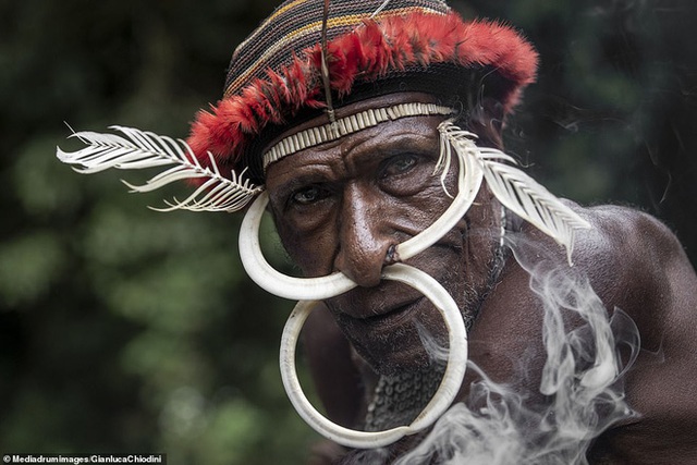 Bộ tộc có tập tục mai táng kỳ lạ nhất thế giới: Hun khói tổ tiên mỗi ngày để bảo quản xác, phụ nữ phải chặt một đốt tay khi người thân qua đời - Ảnh 1.