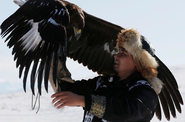 Những chú đại bàng vàng dũng mãnh bên cạnh thợ săn Kazakhstan - Ảnh 1. Những chú đại bàng vàng dũng mãnh bên cạnh thợ săn Kazakhstan - Ảnh 1.