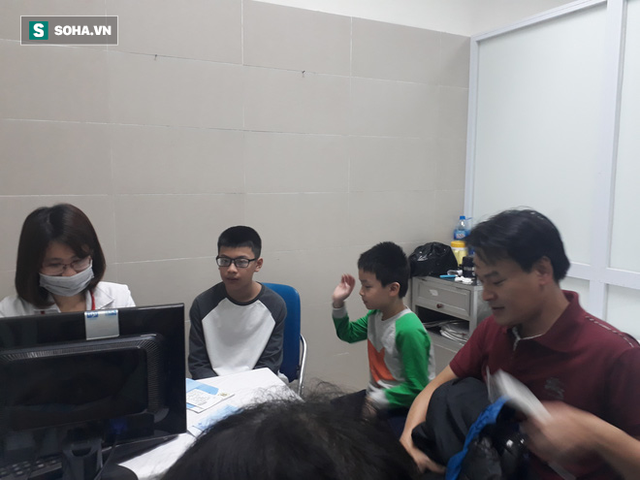 Trẻ nhỏ, người lớn ùn ùn nhập viện do không khí ô nhiễm nghiêm trọng - Ảnh 1. Trẻ nhỏ, người lớn ùn ùn nhập viện do không khí ô nhiễm nghiêm trọng - Ảnh 1.