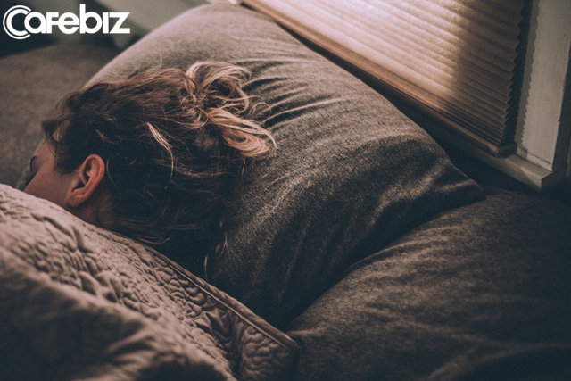 Ngủ sớm có thể giải quyết 87% vấn đề: Thức khuya khi buồn khiến mọi chuyện chắc chắn trở nên tồi tệ hơn! - Ảnh 1.