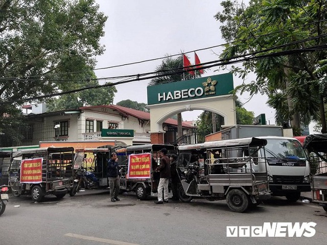 Hàng trăm xe thương binh tiếp tục gây rối trước cổng HABECO đòi quyền lợi - Ảnh 1.