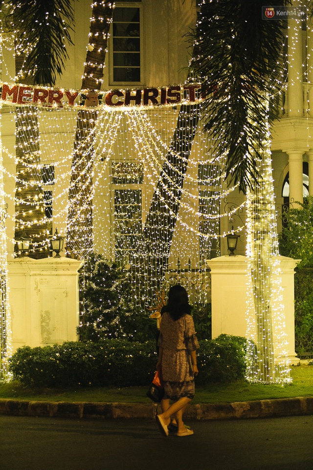 Những biệt thự triệu đô tại phố nhà giàu Sài Gòn trang hoàng Giáng sinh lộng lẫy như lâu đài, nhiều người choáng ngợp về độ hoành tráng - Ảnh 12.