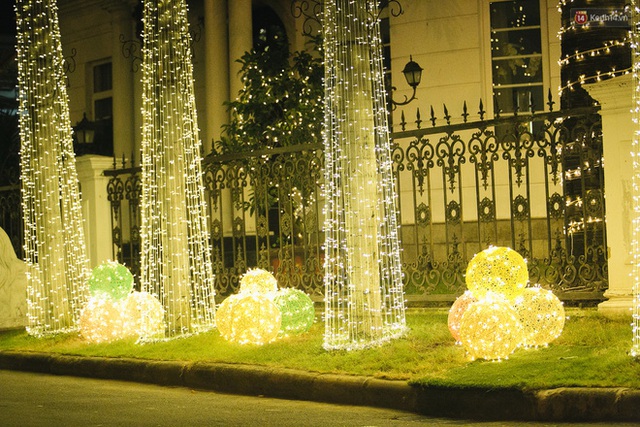 Những biệt thự triệu đô tại phố nhà giàu Sài Gòn trang hoàng Giáng sinh lộng lẫy như lâu đài, nhiều người choáng ngợp về độ hoành tráng - Ảnh 16.