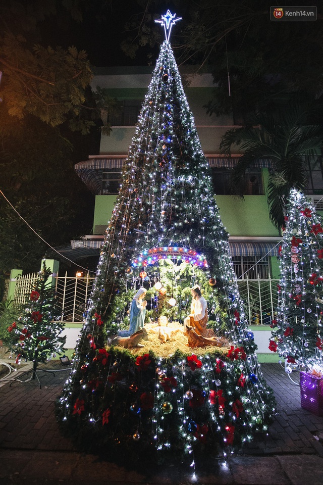 Những biệt thự triệu đô tại phố nhà giàu Sài Gòn trang hoàng Giáng sinh lộng lẫy như lâu đài, nhiều người choáng ngợp về độ hoành tráng - Ảnh 23.