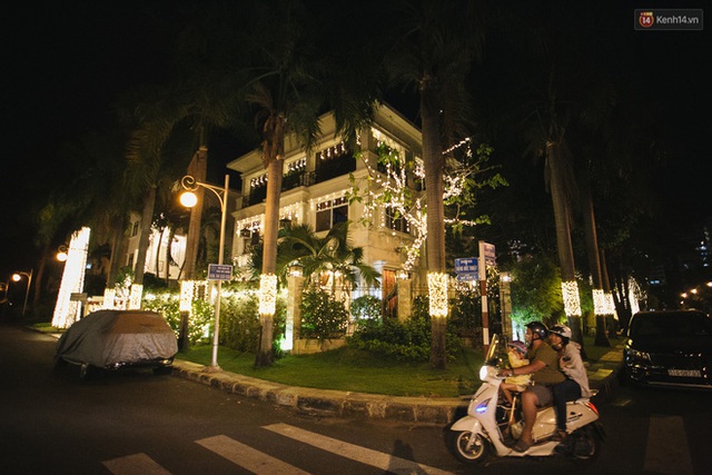 Những biệt thự triệu đô tại phố nhà giàu Sài Gòn trang hoàng Giáng sinh lộng lẫy như lâu đài, nhiều người choáng ngợp về độ hoành tráng - Ảnh 6.