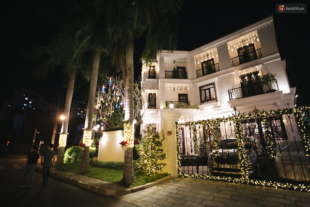 Những biệt thự triệu đô tại phố nhà giàu Sài Gòn trang hoàng Giáng sinh lộng lẫy như lâu đài, nhiều người choáng ngợp về độ hoành tráng - Ảnh 7.