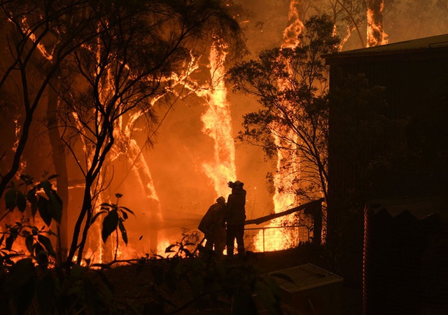 Thảm họa cháy rừng lớn nhất lịch sử Úc: Nhà hát Opera Sydney khuất sau khói mù, 2 người thiệt mạng khi tình nguyện dập lửa khiến cả nước xót thương - Ảnh 1.