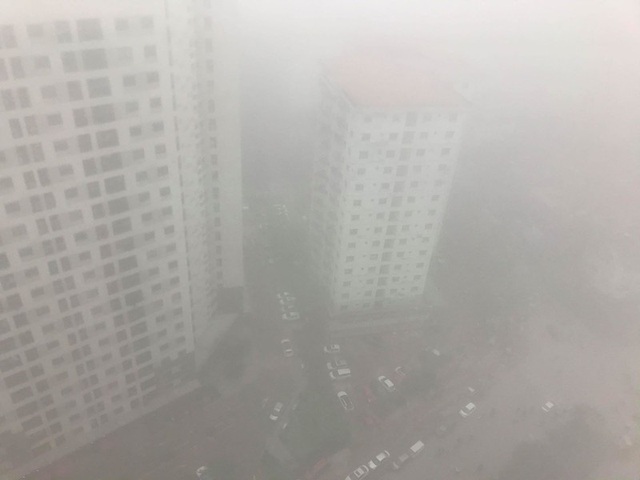 Sáng nay, Hà Nội mờ ảo trong làn sương mù dày đặc đúng ngày Giáng sinh - Ảnh 3.