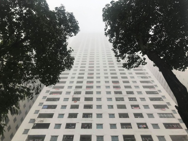 Sáng nay, Hà Nội mờ ảo trong làn sương mù dày đặc đúng ngày Giáng sinh - Ảnh 4.