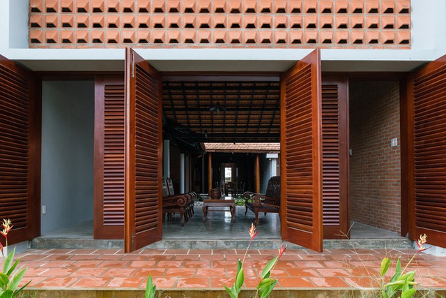 Mãn nhãn với ngôi nhà nội thất toàn bằng gỗ, như ốc đảo giữa nông thôn Việt Nam - Ảnh 4.