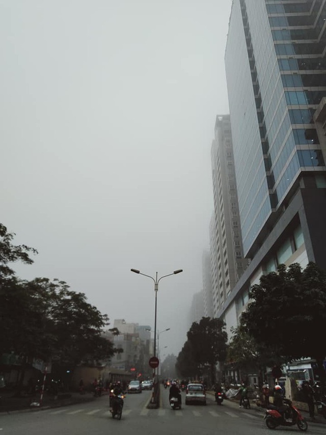 Sáng nay, Hà Nội mờ ảo trong làn sương mù dày đặc đúng ngày Giáng sinh - Ảnh 6.