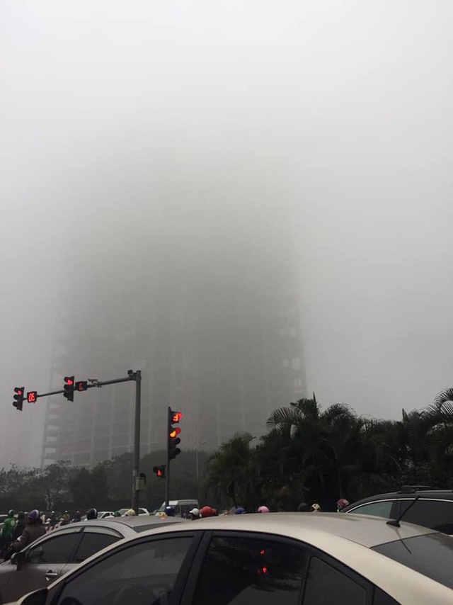 Sáng nay, Hà Nội mờ ảo trong làn sương mù dày đặc đúng ngày Giáng sinh - Ảnh 7.