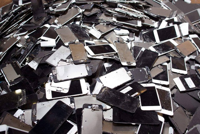 Thế giới bên kia của những chiếc smartphone bị vứt bỏ ngoài bãi rác - Ảnh 1.