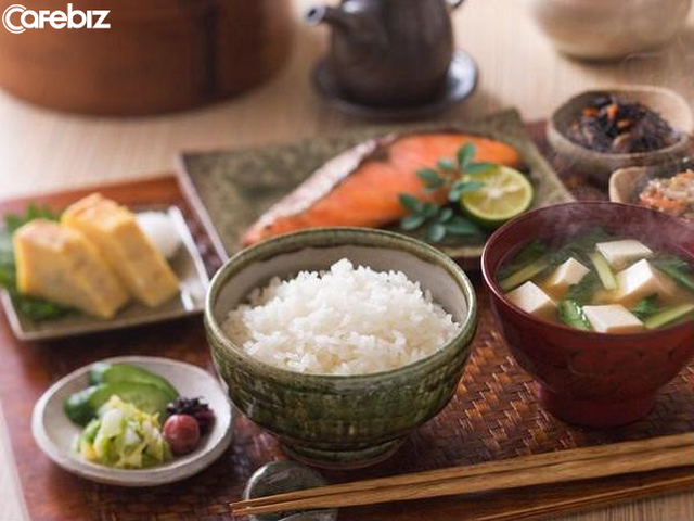 Người Nhật dựa vào đâu sống lâu nhất thế giới? 3 nguyên tắc cơ bản trong bữa tối là chìa khóa giúp họ thọ hơn ta 10 năm - Ảnh 1.