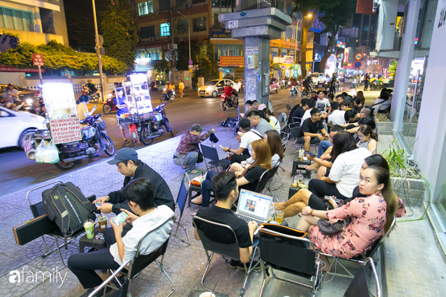 Quán cà phê “1 đô” lề đường bỗng nhiên trở thành cơn sốt ở Sài Gòn, mỗi đêm có hàng trăm người kéo tới ngồi xếp lớp dài cả chục mét - Ảnh 12. Quán cà phê “1 đô” lề đường bỗng nhiên trở thành cơn sốt ở Sài Gòn, mỗi đêm có hàng trăm người kéo tới ngồi xếp lớp dài cả chục mét - Ảnh 12.