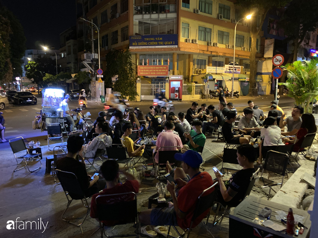 Quán cà phê “1 đô” lề đường bỗng nhiên trở thành cơn sốt ở Sài Gòn, mỗi đêm có hàng trăm người kéo tới ngồi xếp lớp dài cả chục mét  - Ảnh 13.