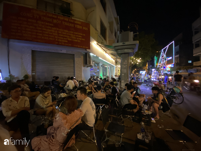 Quán cà phê “1 đô” lề đường bỗng nhiên trở thành cơn sốt ở Sài Gòn, mỗi đêm có hàng trăm người kéo tới ngồi xếp lớp dài cả chục mét  - Ảnh 14.