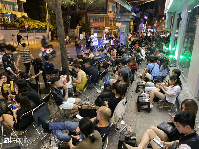 Quán cà phê “1 đô” lề đường bỗng nhiên trở thành cơn sốt ở Sài Gòn, mỗi đêm có hàng trăm người kéo tới ngồi xếp lớp dài cả chục mét - Ảnh 15. Quán cà phê “1 đô” lề đường bỗng nhiên trở thành cơn sốt ở Sài Gòn, mỗi đêm có hàng trăm người kéo tới ngồi xếp lớp dài cả chục mét - Ảnh 15.