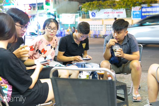 Quán cà phê “1 đô” lề đường bỗng nhiên trở thành cơn sốt ở Sài Gòn, mỗi đêm có hàng trăm người kéo tới ngồi xếp lớp dài cả chục mét  - Ảnh 16.