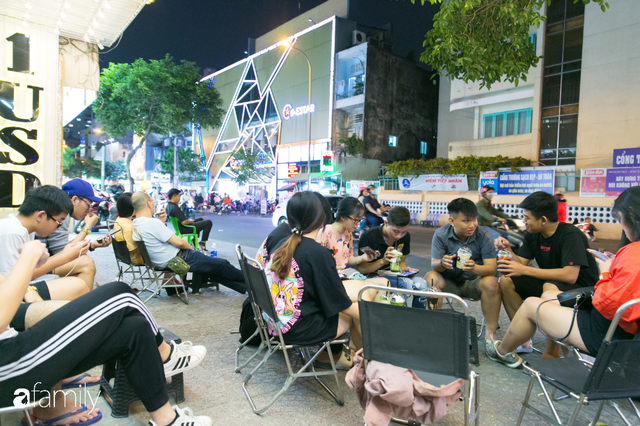Quán cà phê “1 đô” lề đường bỗng nhiên trở thành cơn sốt ở Sài Gòn, mỗi đêm có hàng trăm người kéo tới ngồi xếp lớp dài cả chục mét  - Ảnh 17.