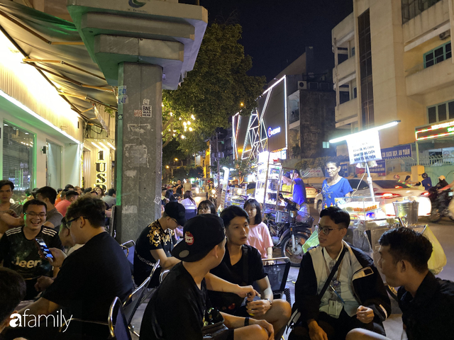 Quán cà phê “1 đô” lề đường bỗng nhiên trở thành cơn sốt ở Sài Gòn, mỗi đêm có hàng trăm người kéo tới ngồi xếp lớp dài cả chục mét  - Ảnh 18.