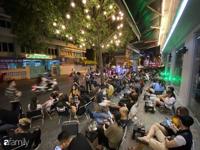 Quán cà phê “1 đô” lề đường bỗng nhiên trở thành cơn sốt ở Sài Gòn, mỗi đêm có hàng trăm người kéo tới ngồi xếp lớp dài cả chục mét  - Ảnh 9.