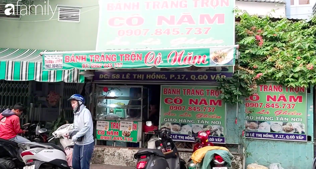  Hàng bánh tráng trộn lạ lùng giữa Sài Gòn của cô Năm, người đàn bà đầy nghị lực đứng lên sau đổ vỡ, bán bánh bán cả sự lạc quan yêu đời cho khách - Ảnh 1.