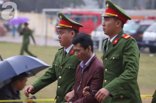 Tuyên án đối với Bùi Văn Công và đồng bọn vụ nữ sinh giao gà bị hiếp dâm, sát hại ở Điện Biên: Đề nghị tử hình 6 bị cáo - Ảnh 3. Tuyên án đối với Bùi Văn Công và đồng bọn vụ nữ sinh giao gà bị hiếp dâm, sát hại ở Điện Biên: Đề nghị tử hình 6 bị cáo - Ảnh 3.