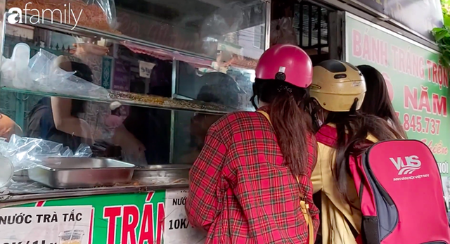  Hàng bánh tráng trộn lạ lùng giữa Sài Gòn của cô Năm, người đàn bà đầy nghị lực đứng lên sau đổ vỡ, bán bánh bán cả sự lạc quan yêu đời cho khách - Ảnh 3.