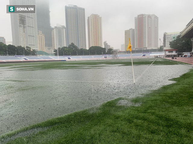  Sân bóng SEA Games ngập sũng nước trước giờ G, tiềm ẩn nguy cơ lớn cho U22 Việt Nam - Ảnh 2.