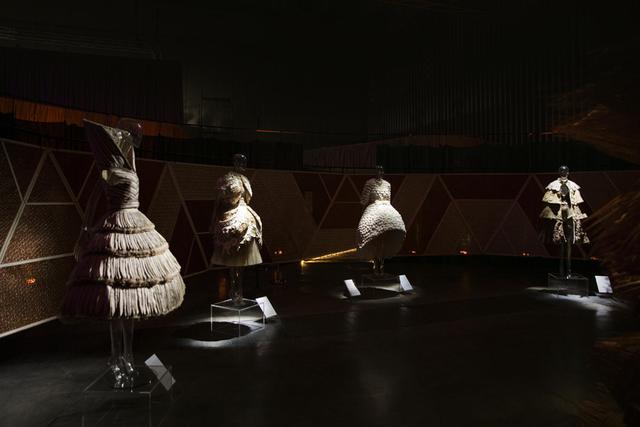 10 không gian nghệ thuật trong triển lãm Cục Im Lặng của Nguyễn Công Trí: Choáng ngợp, lộng lẫy và tuyệt đối công phu  - Ảnh 15.