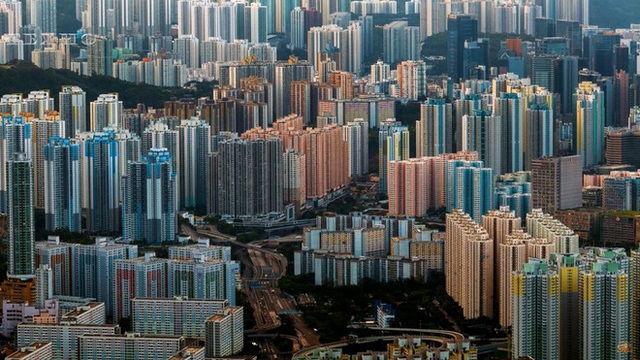 Bên trong những căn nhà chuồng cọp tại Hong Kong: Cả một thế giới kỳ lạ, từ nghèo tột cùng đến trung lưu ăn trắng mặc trơn tại cùng một tòa nhà - Ảnh 1.